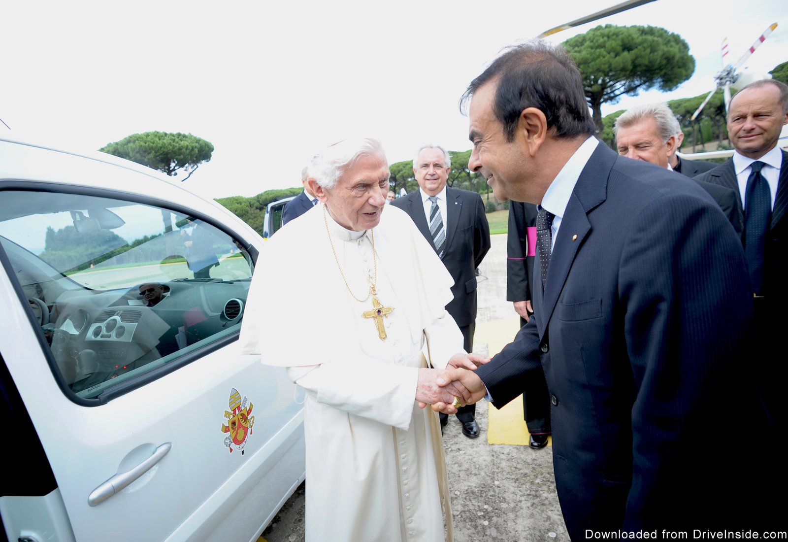 Renault donates electric cars to Pope image-2